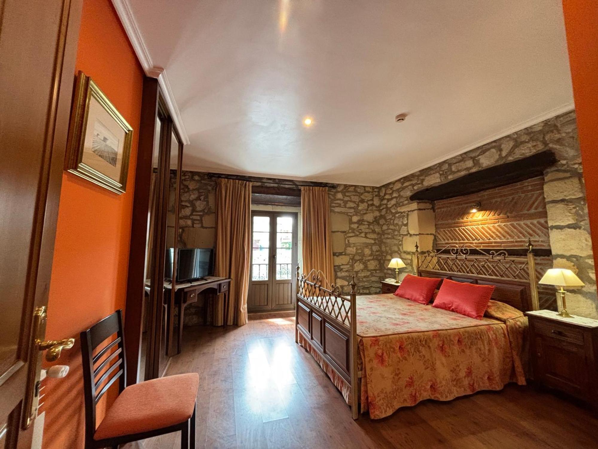 Hotel Casona Los Caballeros Сантилана дел Мар Екстериор снимка