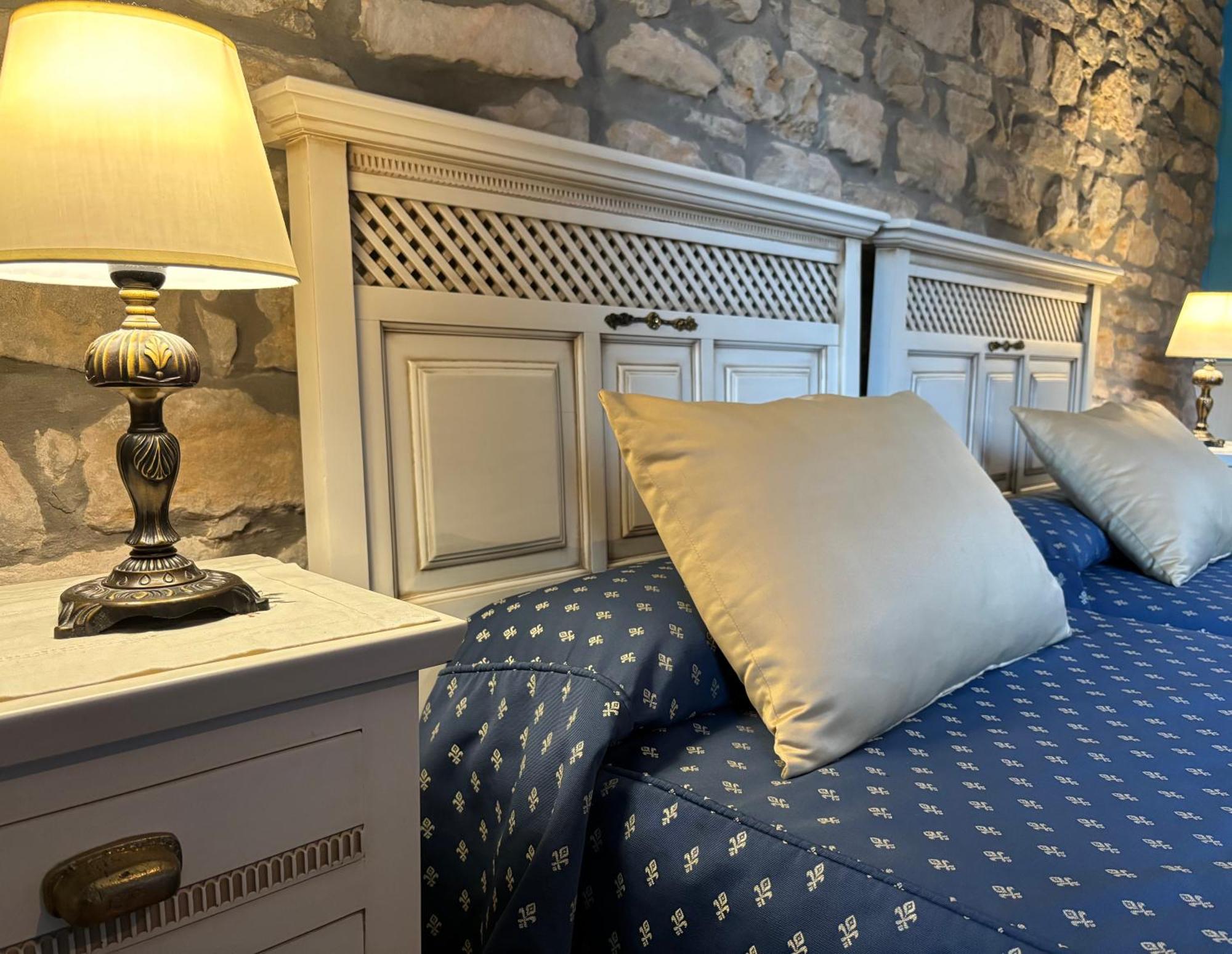 Hotel Casona Los Caballeros Сантилана дел Мар Екстериор снимка