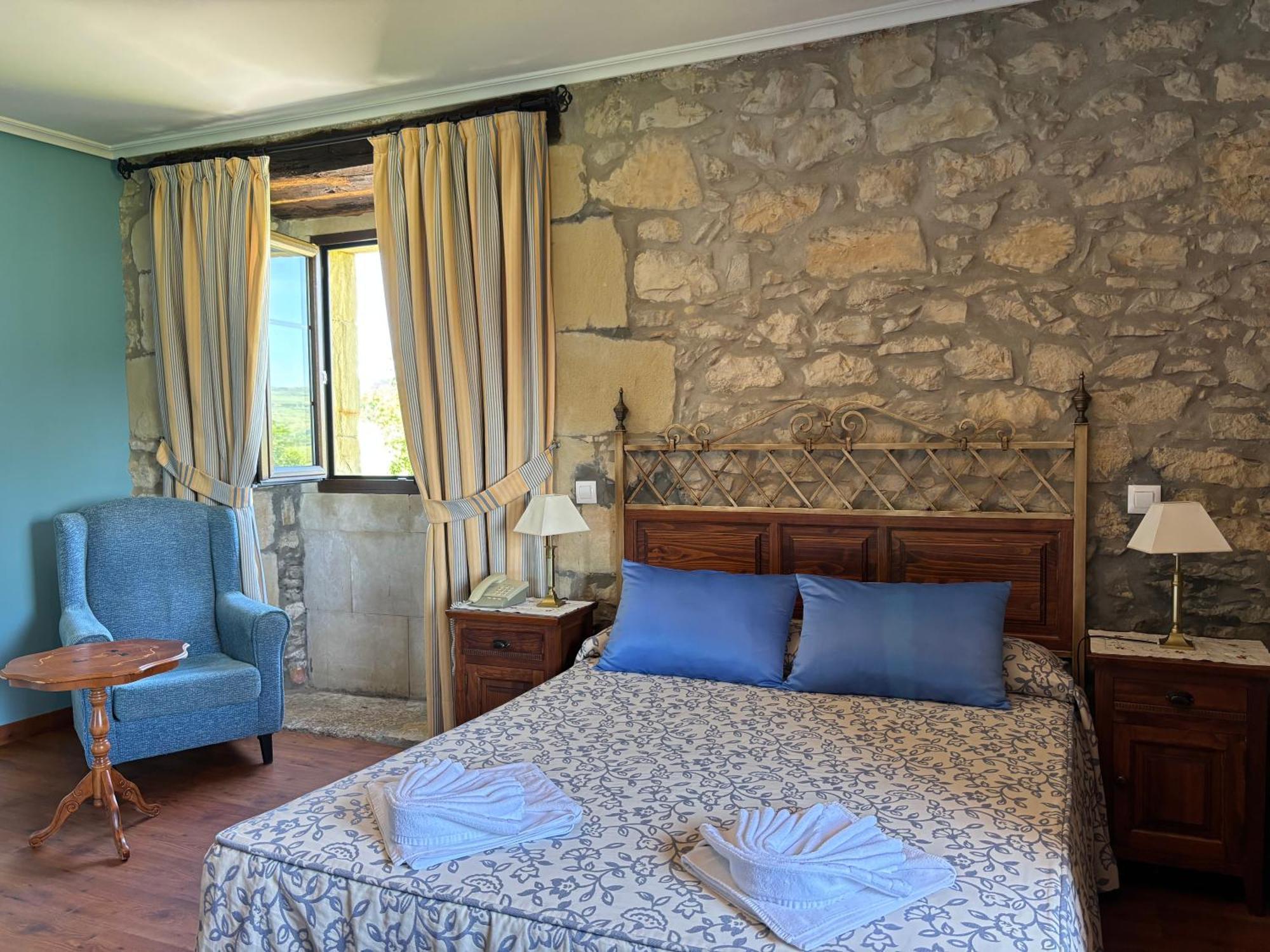 Hotel Casona Los Caballeros Сантилана дел Мар Екстериор снимка
